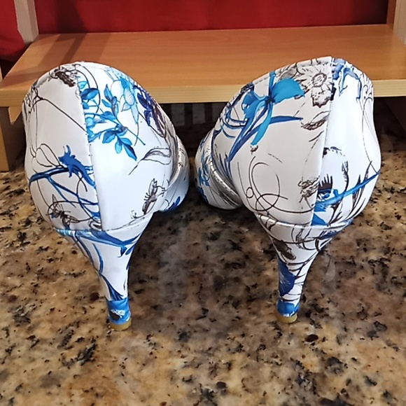 Lady's High Heels. Pointed Toe. Flower and Butterflies Pattern. Very Clean. - Picture 4 of 16